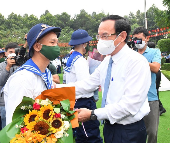 Nearly 4,000 young men in HCMC off for military service ảnh 1