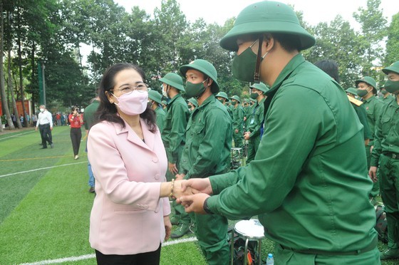 Nearly 4,000 young men in HCMC off for military service ảnh 5