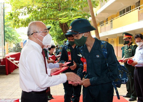 Nearly 4,000 young men in HCMC off for military service ảnh 13