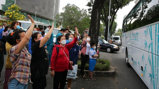 Nearly 4,000 young men in HCMC off for military service ảnh 9