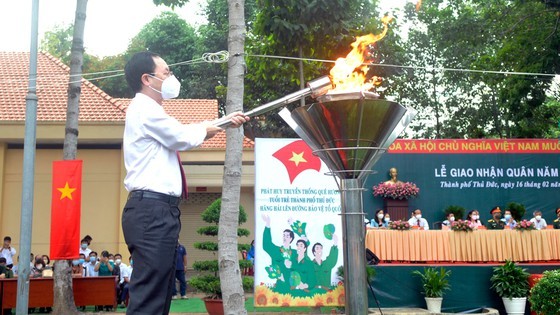Nearly 4,000 young men in HCMC off for military service ảnh 6