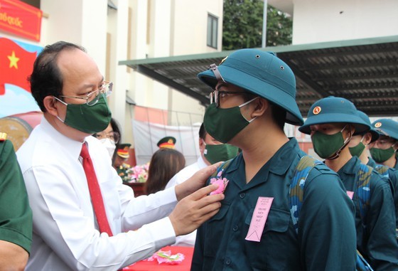 Nearly 4,000 young men in HCMC off for military service ảnh 8