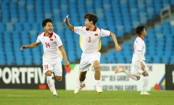 Under 23s reach final after penalty shoot-out victory ảnh 1