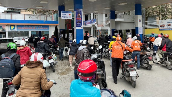 Petrol prices continue to hit record high ảnh 1