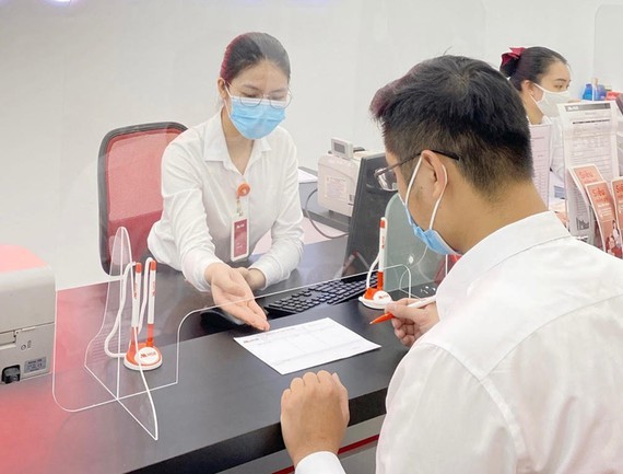 Commercial banks raise deposit interest rates, enterprises face difficulties ảnh 1