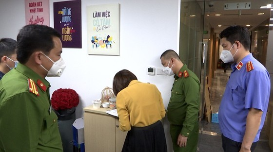 How did Trinh Van Quyet acquire stocks? ảnh 1