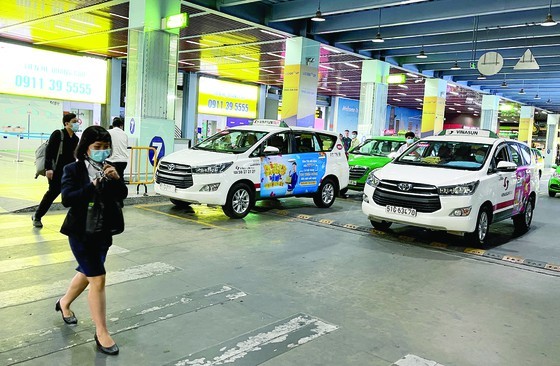 Pros, cons of aggregating tech-based taxis into traditional taxis ảnh 1