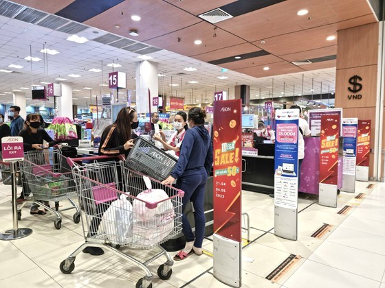 Supermarkets offer discount of up to 50 percent for many products ảnh 3