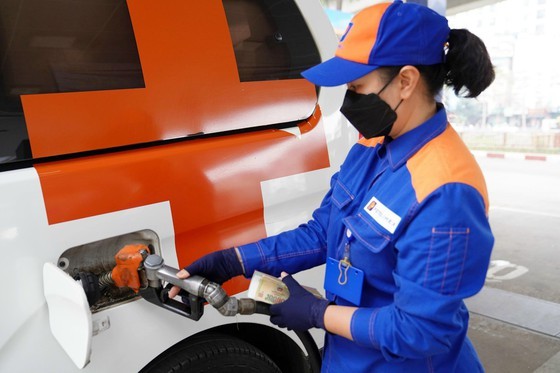 Gasoline prices rebound to nearly VND30,000 per liter ảnh 1