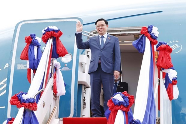 NA Chairman arrives in Vientiane, beginning official visit to Laos ảnh 1
