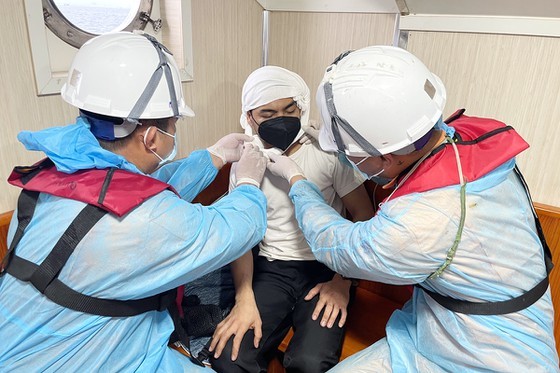 Khanh Hoa rescuers save two foreigners with multiple injuries at sea ảnh 2