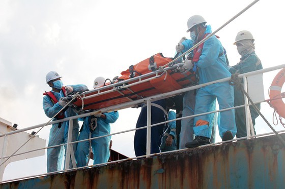 Khanh Hoa rescuers save two foreigners with multiple injuries at sea ảnh 3