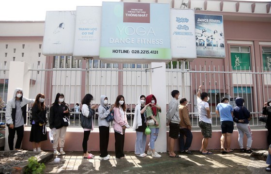 HCMC football fans eagerly buy tickets for Vietnam - Afghanistan friendly match  ảnh 4