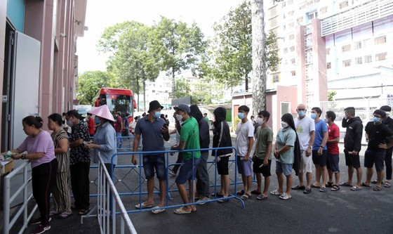 HCMC football fans eagerly buy tickets for Vietnam - Afghanistan friendly match  ảnh 2