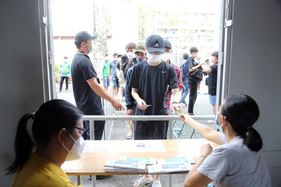 HCMC football fans eagerly buy tickets for Vietnam - Afghanistan friendly match  ảnh 3