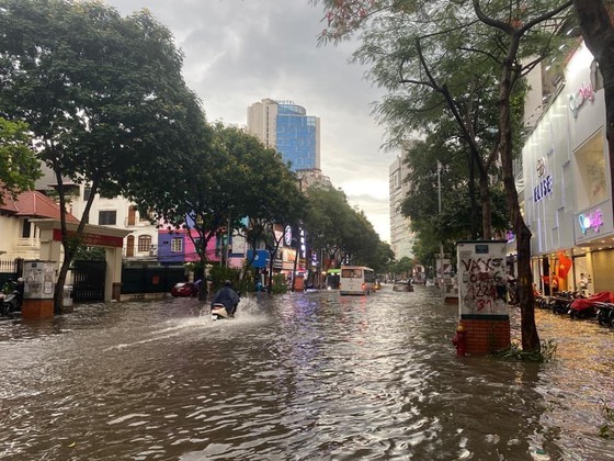 Hanoi flooded, many people trapped in the streets due to heavy rain ảnh 6