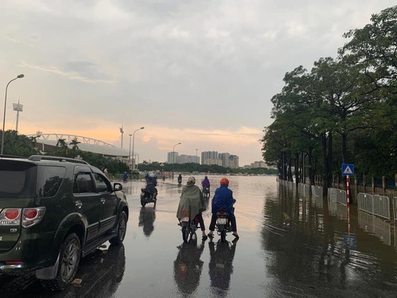 Hanoi flooded, many people trapped in the streets due to heavy rain ảnh 8
