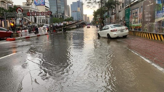 Hanoi flooded, many people trapped in the streets due to heavy rain ảnh 10