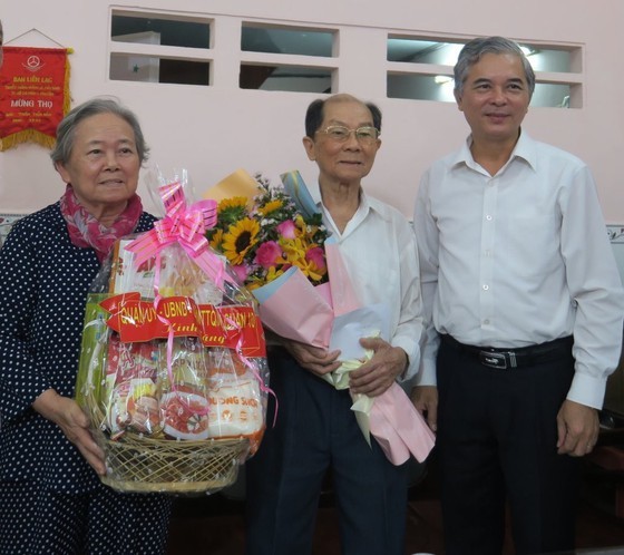 HCMC leaders visit outstanding 90-year-old senior citizens ảnh 3