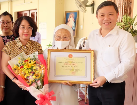 HCMC leaders visit typical elderly in the city ảnh 1