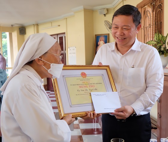 HCMC leaders visit typical elderly in the city ảnh 2