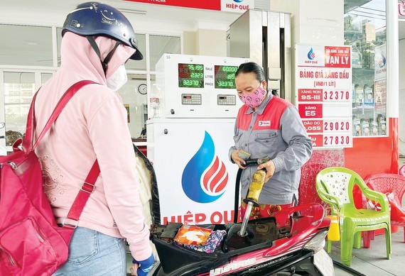 Taxes, fees on petrol products need reconsideration ảnh 1