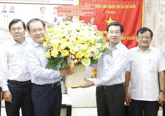 HCMC leaders visit, congratulate press agencies ảnh 2