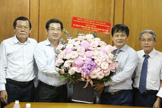 HCMC leaders visit, congratulate press agencies ảnh 1