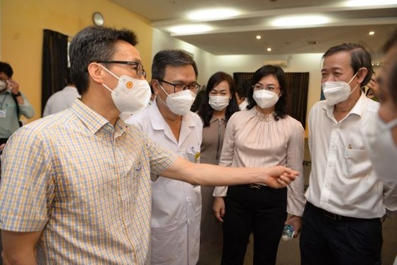 Covid-19 might recur if people neglect vaccination: Deputy PM Vu Duc Dam ảnh 2