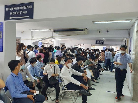 Immigration agency gathers forces to meet huge demand for new passports ảnh 2