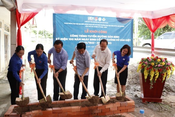 HCMC Party Committee Deputy Secretary motivates summer volunteers in Vinh Long ảnh 4