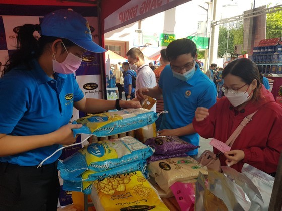 Many activities to support underprivileged workers ảnh 4