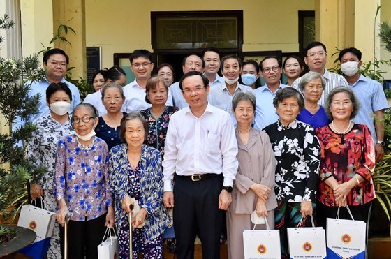 Party, State leaders visit Thi Nghe Nursing Home ảnh 1
