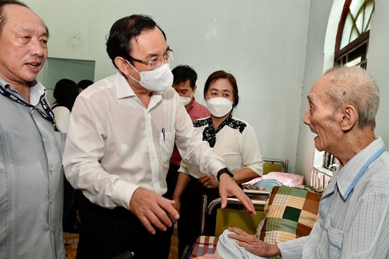Party, State leaders visit Thi Nghe Nursing Home ảnh 3