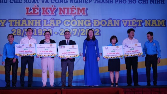 Many activities to support underprivileged workers ảnh 1