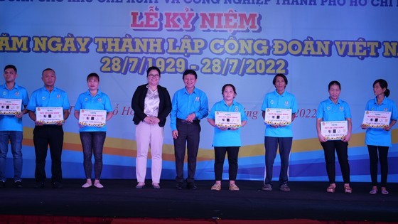 Many activities to support underprivileged workers ảnh 3