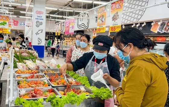 Supermarkets simultaneously lower food prices slightly ảnh 1