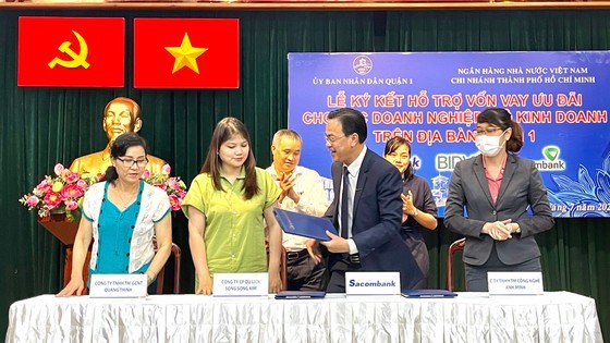 102 enterprises, business households in District 1 receive preferential loans ảnh 2