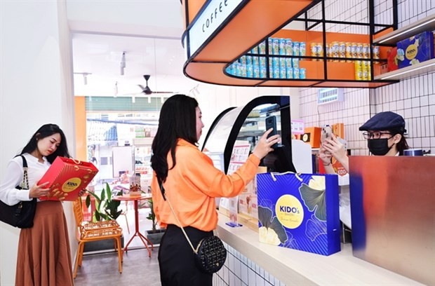 Moon cake brands prepare for upcoming mid-autumn festival ảnh 1