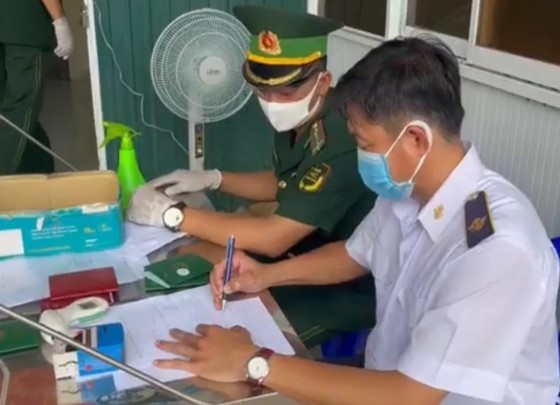 Spontaneous warehousing operation at Khanh Binh Border Gate requested to rectify ảnh 2