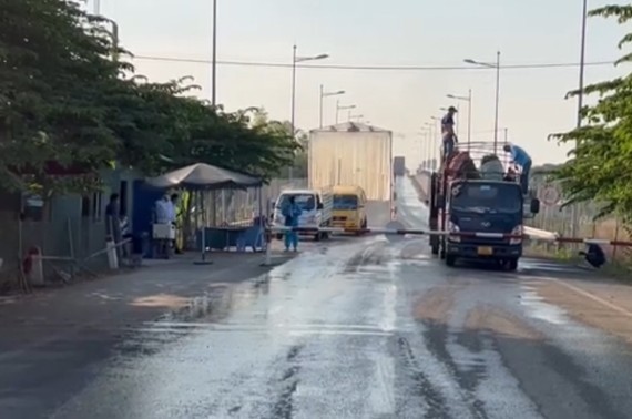 Spontaneous warehousing operation at Khanh Binh Border Gate requested to rectify ảnh 1
