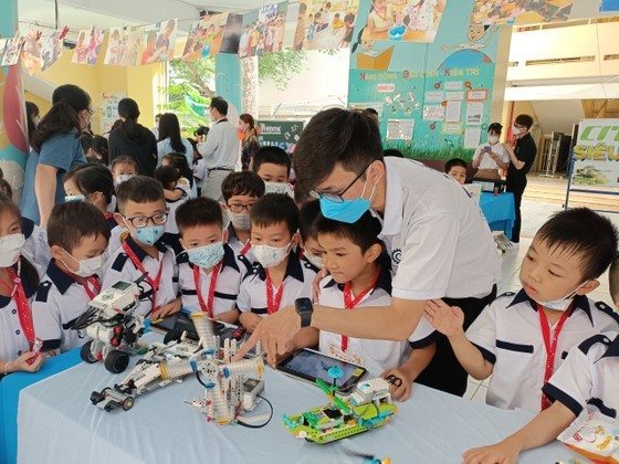 HCMC promotes digital transformation, improves teacher quality ảnh 2