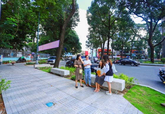 Upgrading project of sidewalks around Turtle Lake inaugurated ảnh 1
