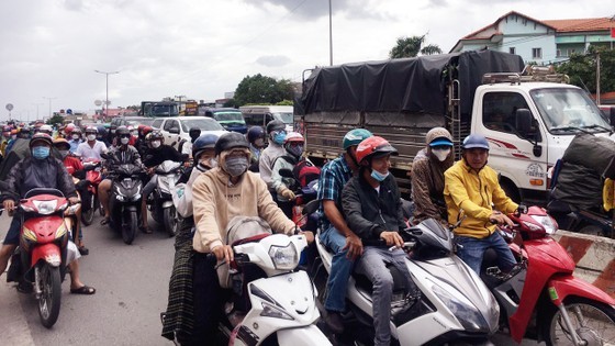 Severe congestion on National Highway 51 as people return home after holiday ảnh 1