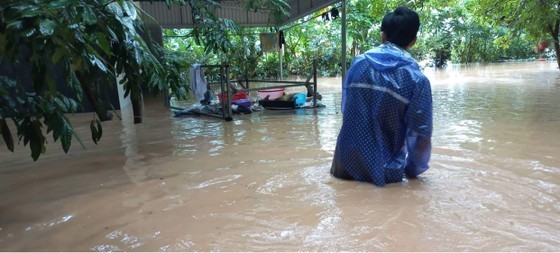 Heavy downpours cause severe flooding in Northern, Central provinces ảnh 7