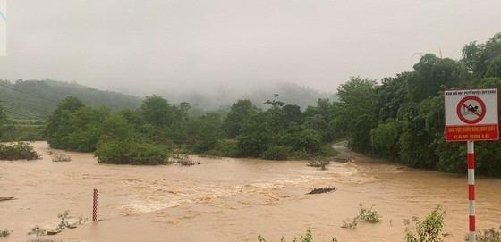 Heavy downpours cause severe flooding in Northern, Central provinces ảnh 2