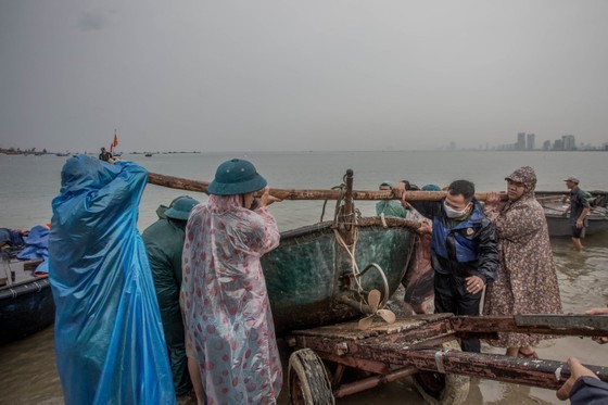 Hospitals get human resources, medicines ready to support Central provinces ảnh 1