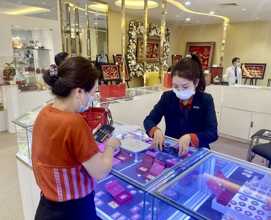 Gold extends losing trend ảnh 1