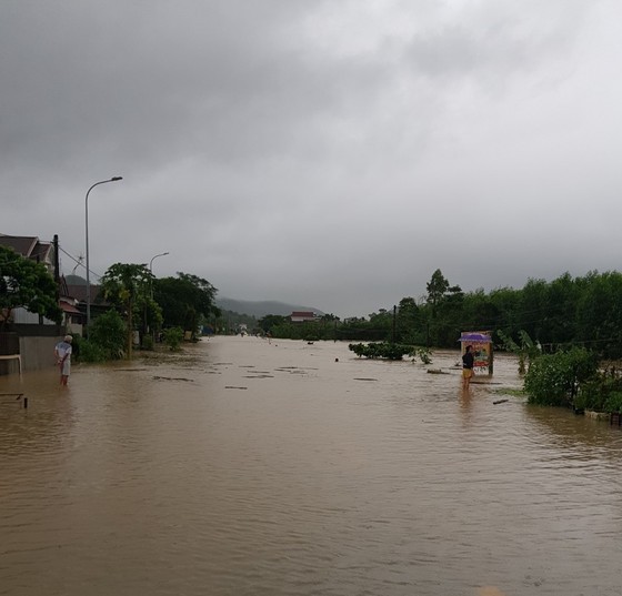 Many places isolated, flooded after Storm Noru's landing ảnh 14