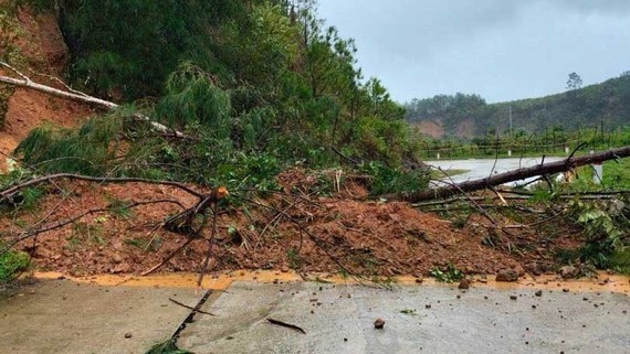 Many places isolated, flooded after Storm Noru's landing ảnh 1